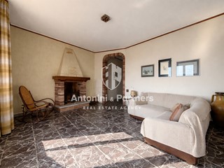 Appartamento in Vendita a Tuoro sul Trasimeno, 95'000&euro;, 128 m²