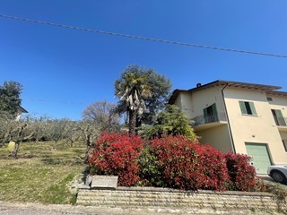 Trilocale in Vendita a Perugia, zona Periferia, 99'000&euro;, 116 m², arredato, con Box