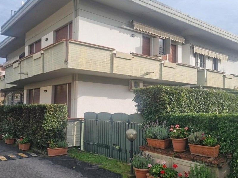Quadrilocale in Vendita a Massa, zona Ronchi, 195'000&euro;, 60 m², arredato