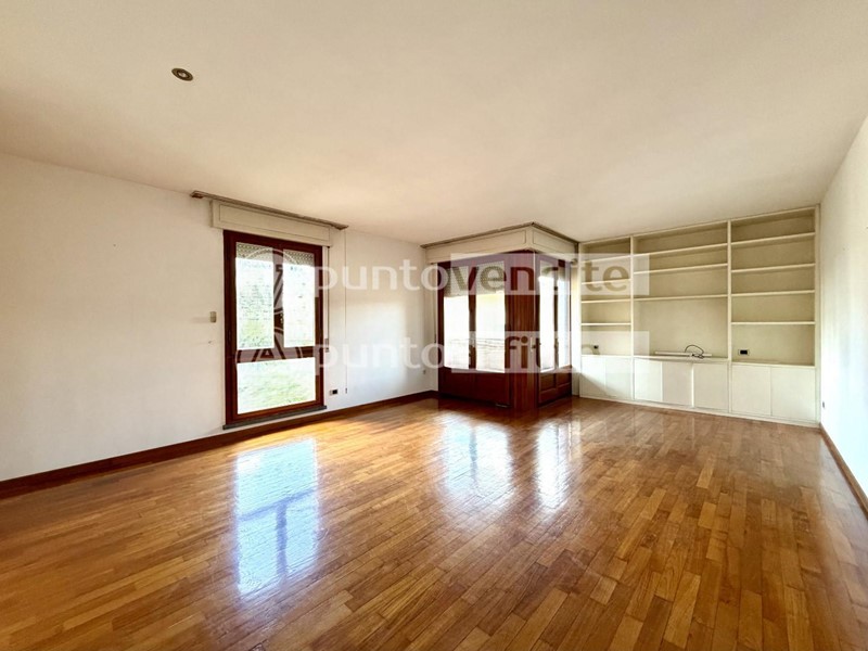 Appartamento in Vendita a Lucca, zona San Marco, 425'000&euro;, 110 m², arredato