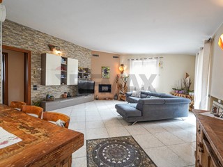 Trilocale in Vendita a Ranica, 225'000&euro;, 145 m²