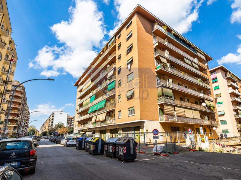 Bilocale in Vendita a Roma, zona Tuscolano, 260'000&euro;, 90 m²