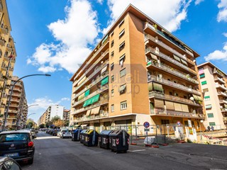 Bilocale in Vendita a Roma, zona Tuscolano, 260'000&euro;, 90 m²