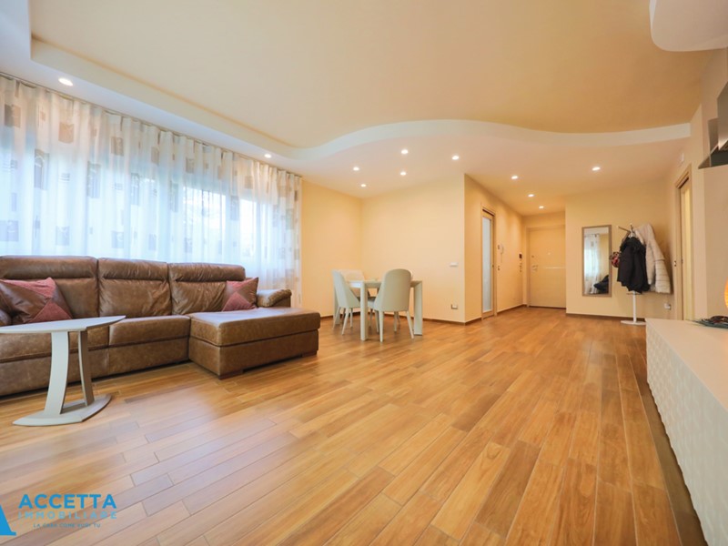Quadrilocale in Vendita a Taranto, zona Rione Laghi - Taranto 2, 184'000&euro;, 118 m², arredato