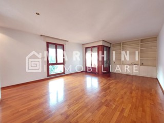 Appartamento in Vendita a Lucca, zona San Marco, 425'000&euro;, 115 m², arredato, con Box