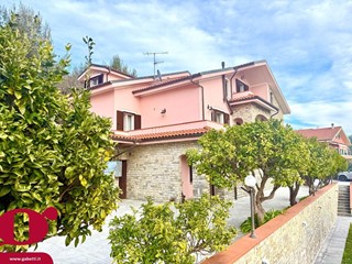 Trilocale in Vendita a Imperia, 380'000&euro;, 151 m², con Box