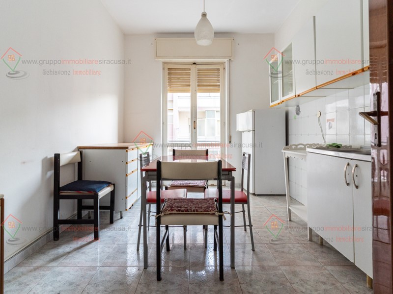 Trilocale in Vendita a Siracusa, zona Teocrito San Giovanni, 120'000&euro;, 109 m²