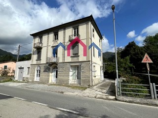 Appartamento in Vendita a Pescaglia, zona Piegaio, 85'000&euro;, 86 m²