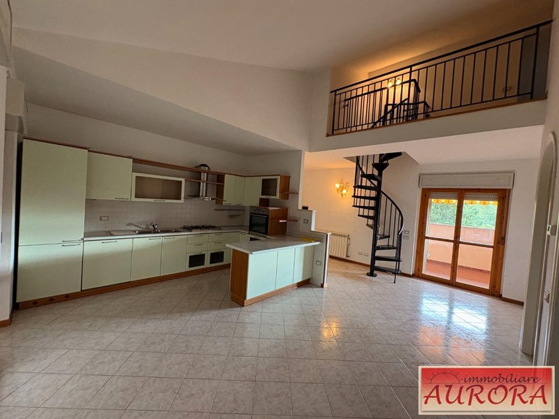 Appartamento in Vendita a Monteriggioni, zona Castellina Scalo, 280'000&euro;, 164 m², arredato, con Box