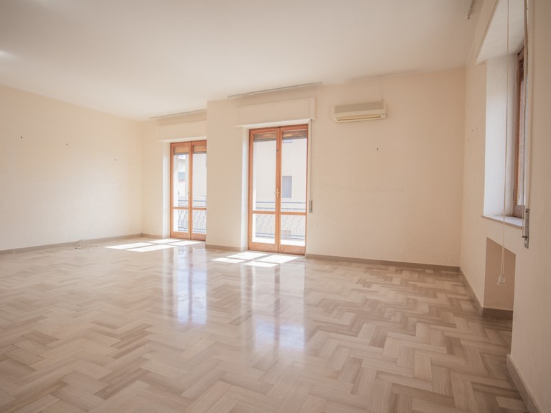 Appartamento in Affitto a Siracusa, zona Tica-Tisia, 700&euro;, 183 m²