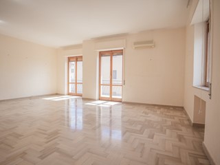 Appartamento in Affitto a Siracusa, zona Tica-Tisia, 700&euro;, 183 m²