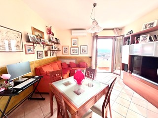 Appartamento in Vendita a Castelnuovo Magra, 210'000&euro;, 85 m², con Box