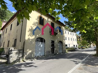Appartamento in Vendita a Bagni di Lucca, zona Ponte a Serraglio, 195'000&euro;, 380 m², con Box