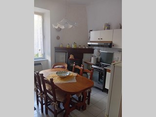 Trilocale in Vendita a Carrara, zona Gragnana, 79'000&euro;, 74 m², arredato