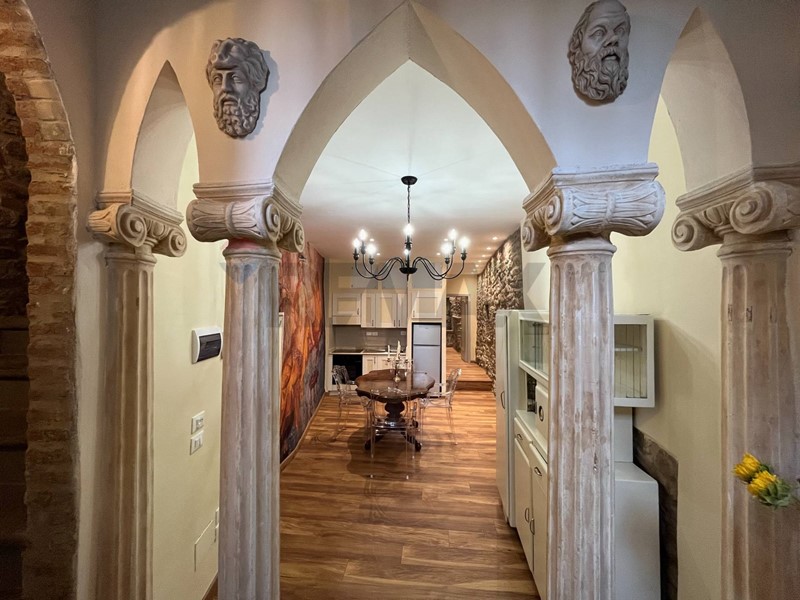 Appartamento in Vendita a Cortona, 550'000&euro;, 240 m²