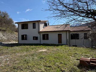 Appartamento in Vendita a Norcia, 165'000&euro;, 235 m², con Box