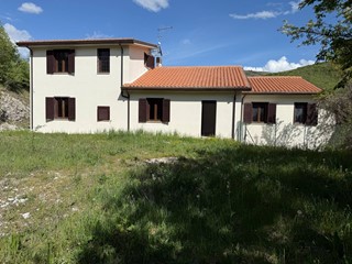 Appartamento in Vendita a Norcia, 165'000&euro;, 235 m², con Box
