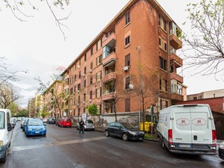 Trilocale in Vendita a Catania, 100'000&euro;, 77 m²