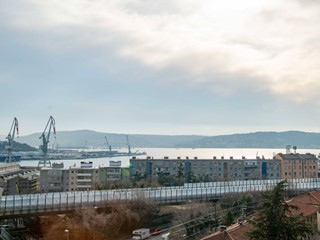 Quadrilocale in Vendita a Trieste, 210'000&euro;, 126 m²