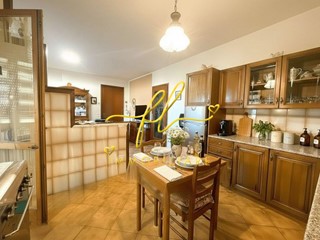Trilocale in Vendita a Suvereto, 144'000&euro;, 90 m², con Box