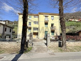 Appartamento in Vendita a Bagni di Lucca, 110'000&euro;, 183 m²
