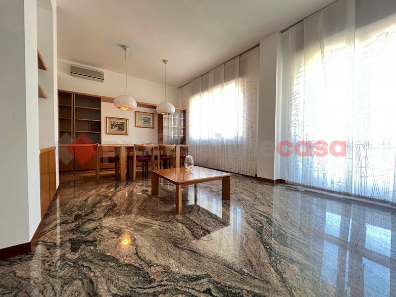 Appartamento in Affitto a Verona, 850&euro;, 135 m², arredato, con Box