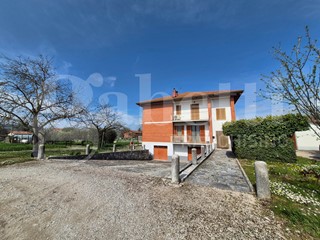 Appartamento in Vendita a Gubbio, 200'000&euro;, 100 m², con Box