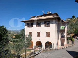 Trilocale in Vendita a Bettona, 105'000&euro;, 85 m², con Box