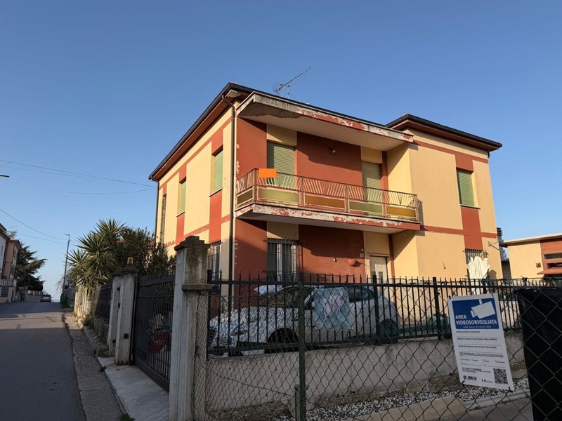 Quadrilocale in Vendita a Mosciano Sant'Angelo, 90'000&euro;, 85 m²