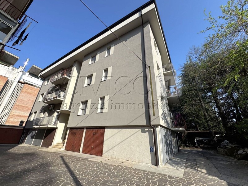 Bilocale in Vendita a Vicenza, zona Centro cittÃ, 75'000&euro;, 53 m², arredato