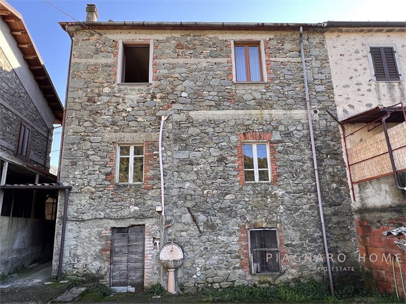Appartamento in Vendita a Filattiera, 80'000&euro;, 227 m²