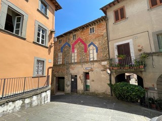 Appartamento in Vendita a Villa Basilica, 75'000&euro;, 285 m², con Box