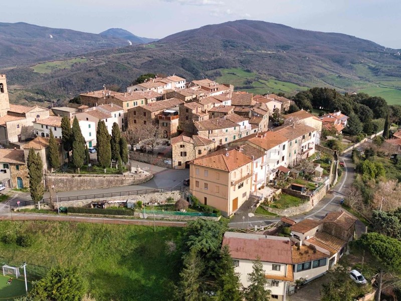 Appartamento in Vendita a Pomarance, zona Lustignano, 79'000&euro;, 172 m², arredato
