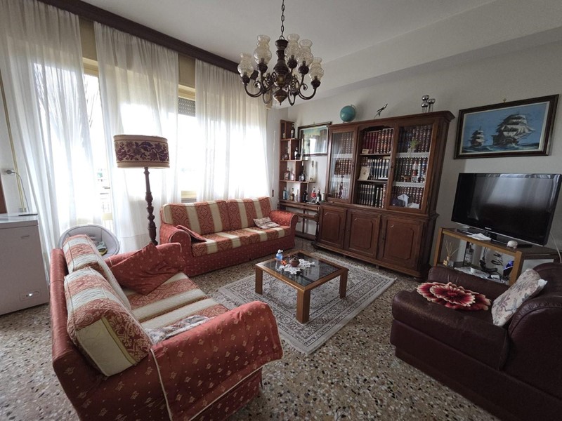 Quadrilocale in Vendita a Porcari, 130'000&euro;, 110 m², con Box
