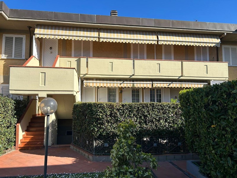 Trilocale in Vendita a Massa, zona Ronchi, 250'000&euro;, 70 m², arredato