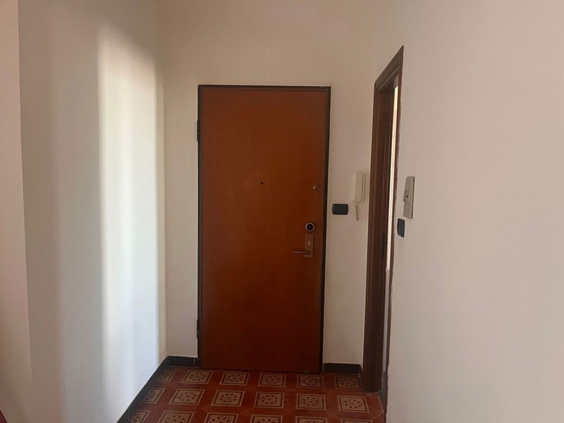 Trilocale in Vendita a Beinasco, 135'000&euro;, 90 m², con Box