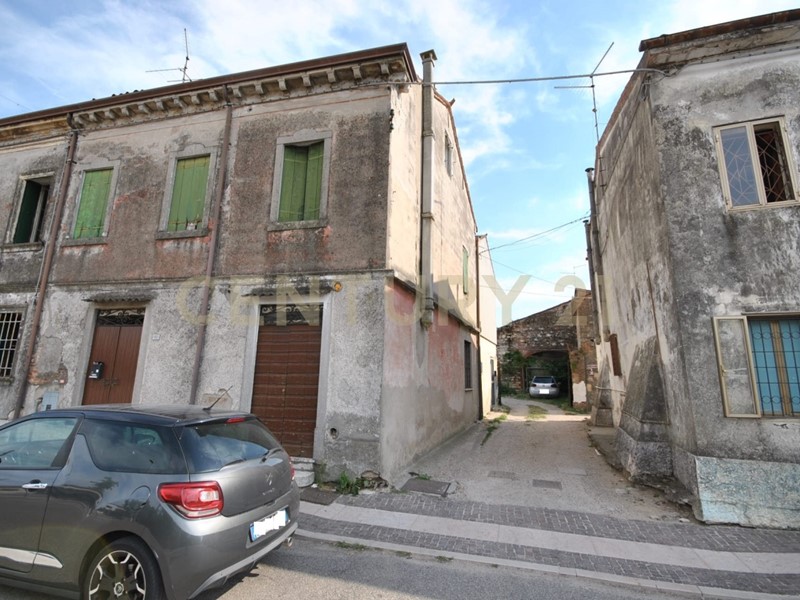 Appartamento in Vendita a Albaredo d'Adige, 500'000&euro;, 850 m²