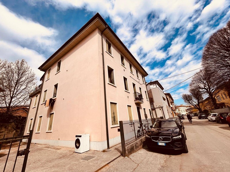 Trilocale in Vendita a Vicenza, 65'000&euro;, 78 m²