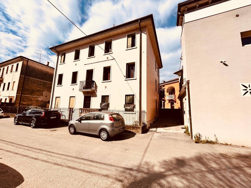Trilocale in Vendita a Vicenza, 80'000&euro;, 89 m²