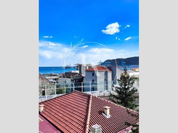 Appartamento in Vendita a Savona, zona Zinola, 159'000&euro;, 89 m², con Box