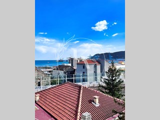 Appartamento in Vendita a Savona, zona Zinola, 159'000&euro;, 89 m², con Box