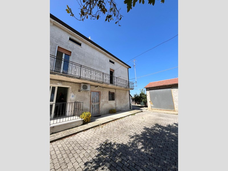 Quadrilocale in Vendita a Santa Maria Imbaro, 90'000&euro;, 134 m², con Box