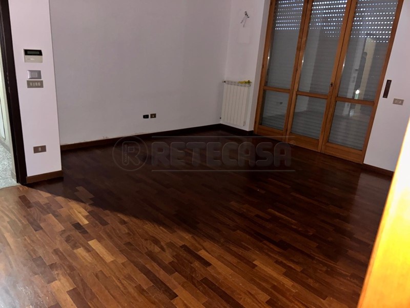Trilocale in Vendita a Boltiere, 150'000&euro;, 95 m², con Box