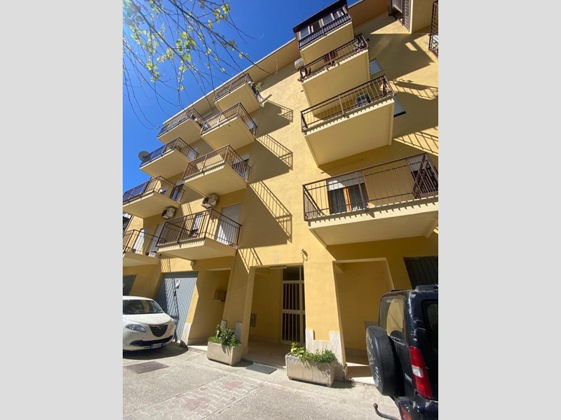 Appartamento in Vendita a Bova Marina, 120'000&euro;, 142 m², con Box