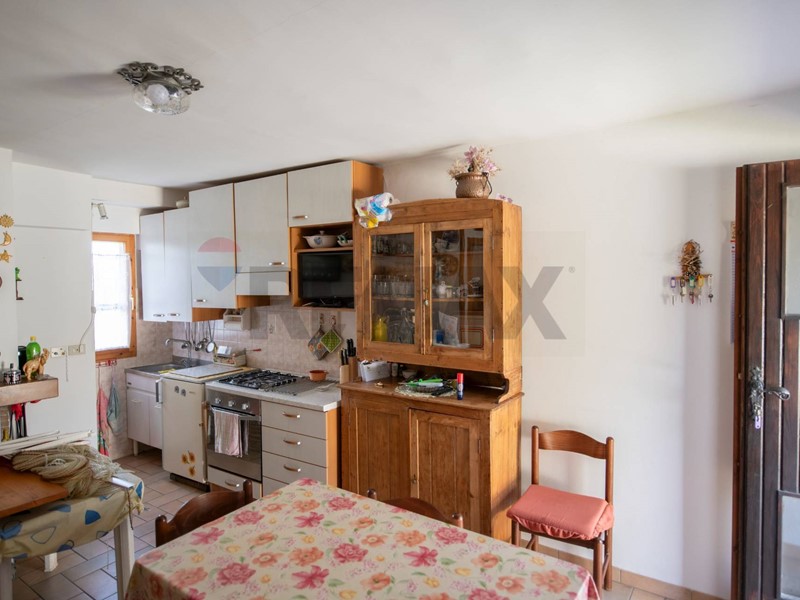 Quadrilocale in Vendita a Arcevia, 40'000&euro;, 78 m²
