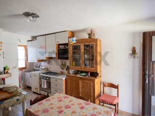 Quadrilocale in Vendita a Arcevia, 40'000&euro;, 78 m²