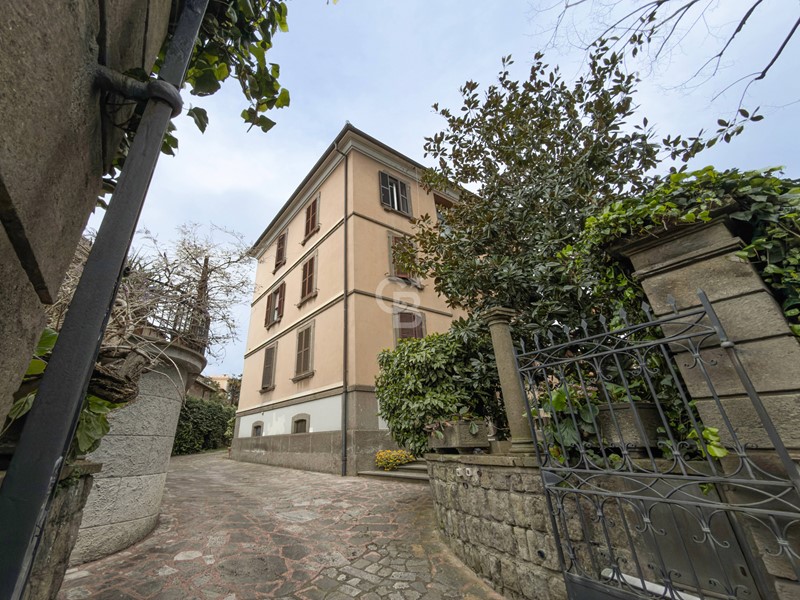 Appartamento in Vendita a Viterbo, 450'000&euro;, 260 m²