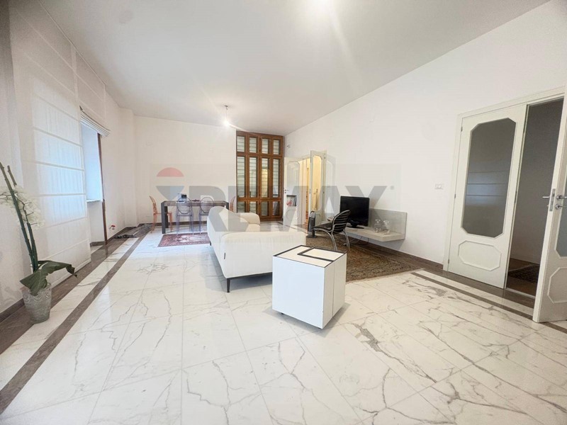 Appartamento in Vendita a Cosenza, 269'000&euro;, 217 m²
