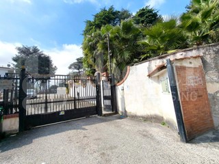 Appartamento in Vendita a Napoli, 750'000&euro;, 160 m², con Box