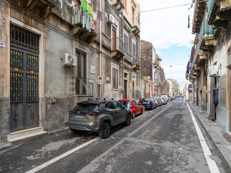 Bilocale in Vendita a Catania, 65'000&euro;, 64 m², arredato